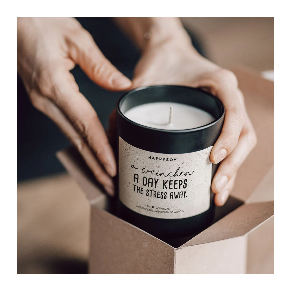 HAPPYSOY Duftkerze mit Spruch - a Weinchen a day keeps the stress away - und wundervollem Duft