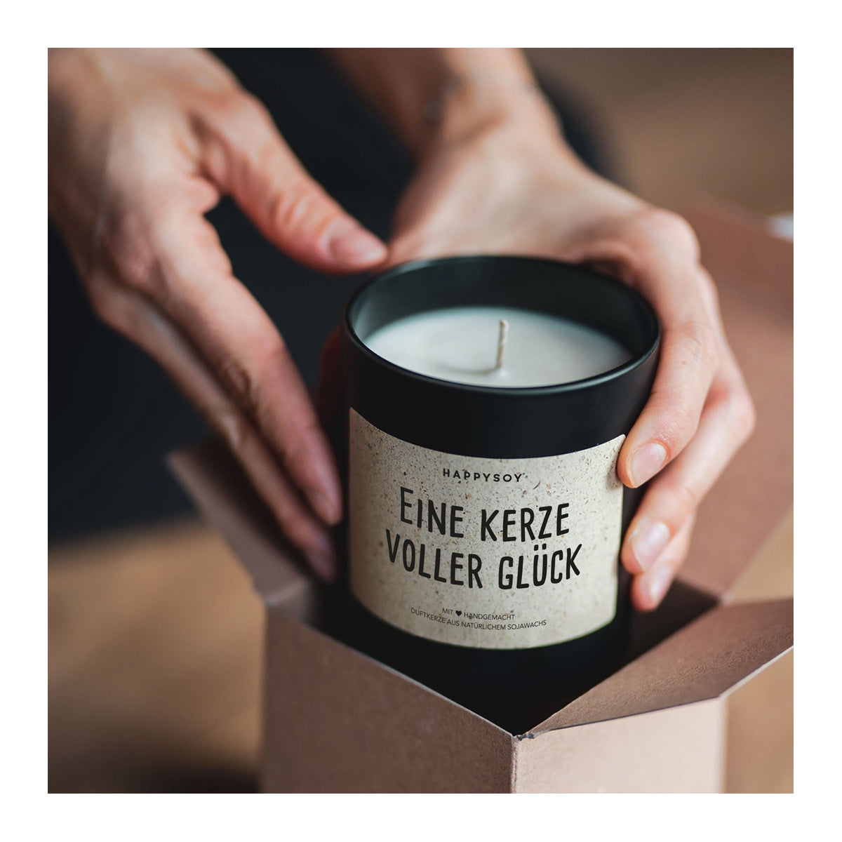 HAPPYSOY Duftkerze mit Spruch - Eine Kerze voller Glück - und wundervollem Duft
