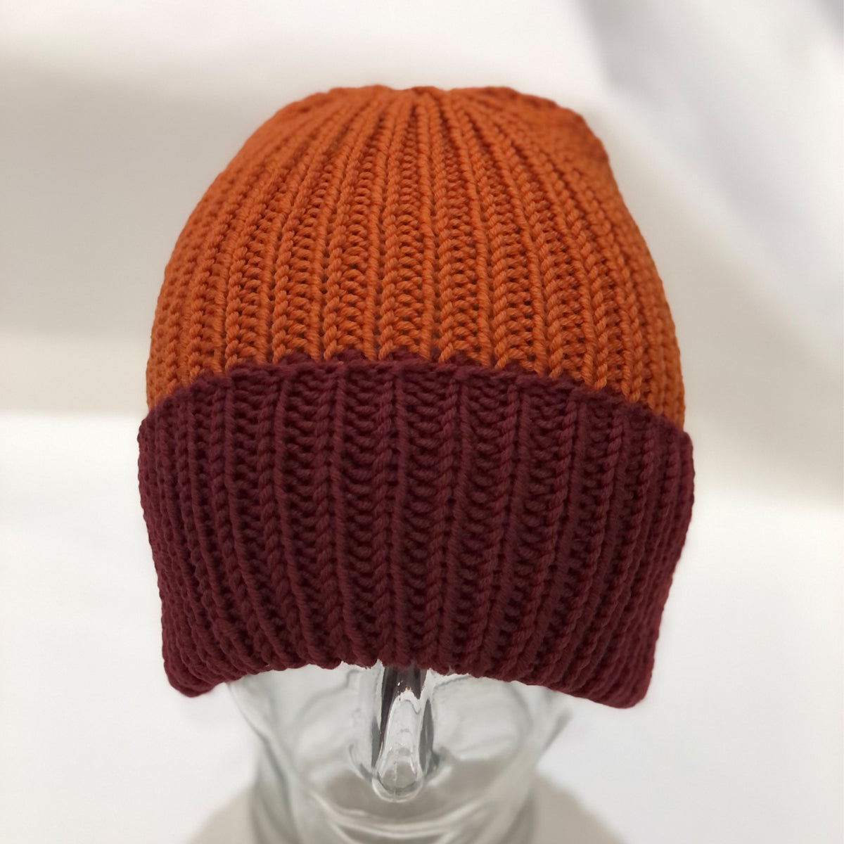 CASAROSA handgestrickte Mütze für Erwachsene one size orange weinrot