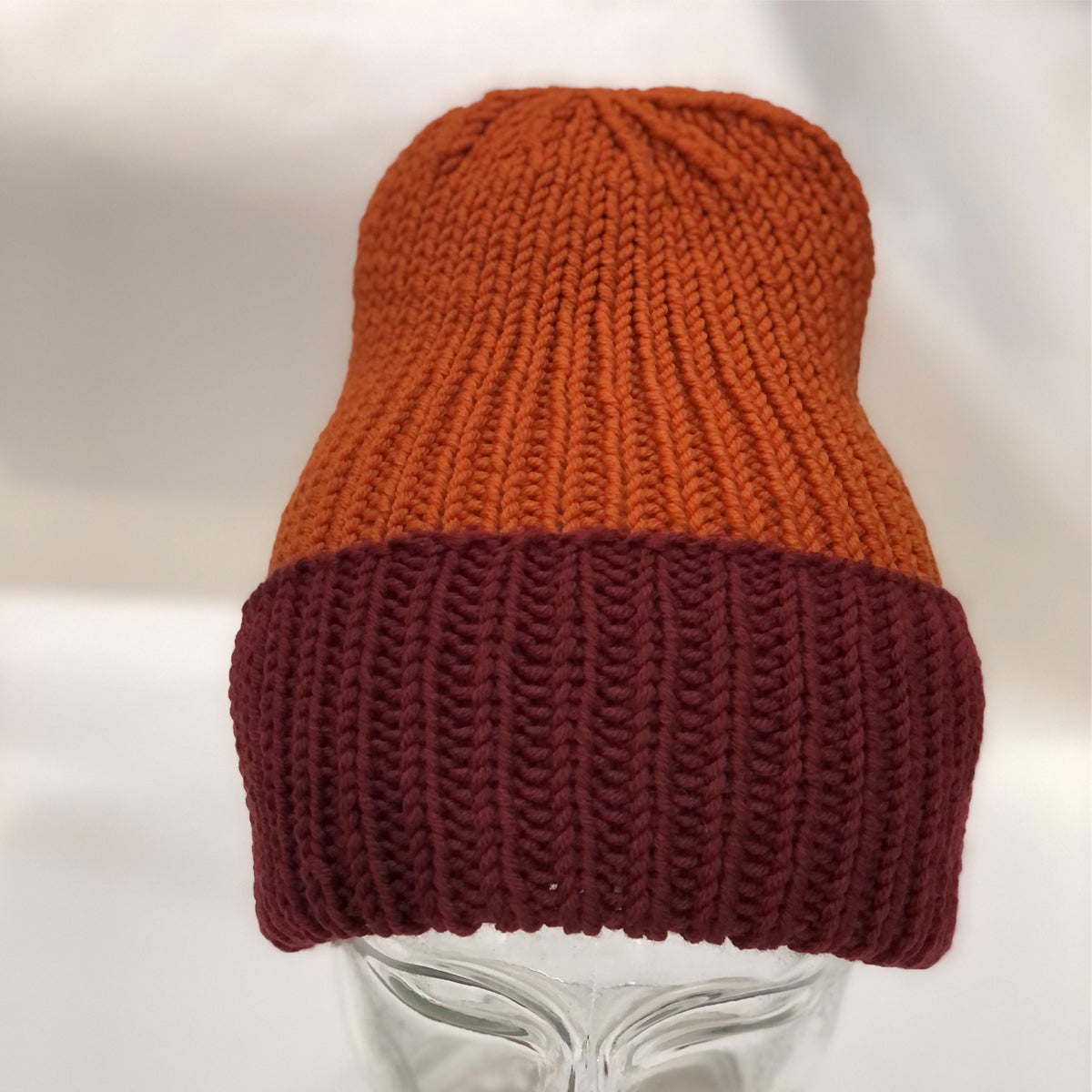 CASAROSA handgestrickte Mütze für Erwachsene one size orange weinrot