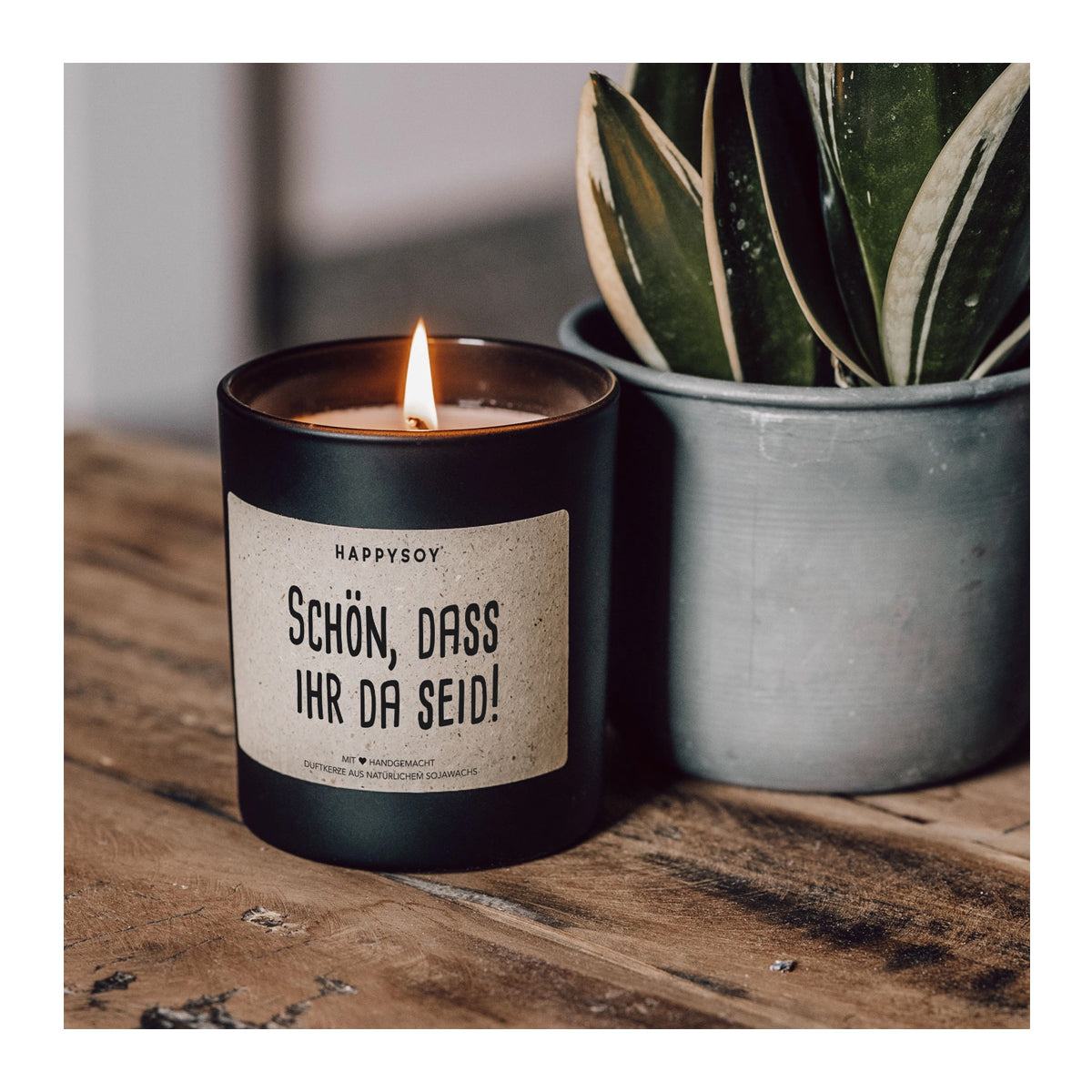 HAPPYSOY Duftkerze mit Spruch - Schön, dass ihr da seid - und wundervollem Duft
