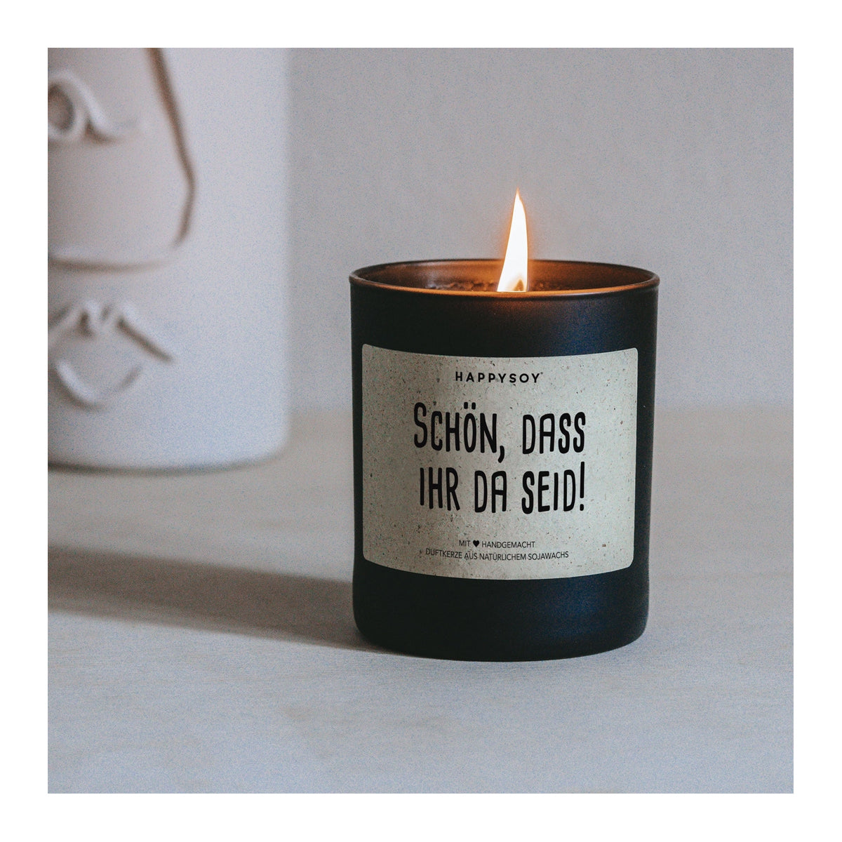 HAPPYSOY Duftkerze mit Spruch - Schön, dass ihr da seid - und wundervollem Duft