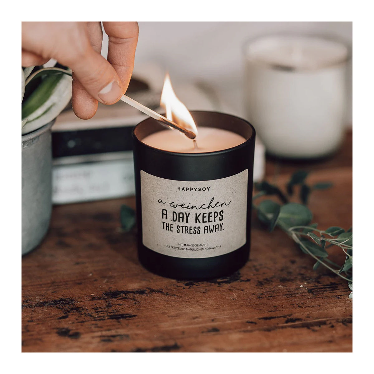 HAPPYSOY Duftkerze mit Spruch - a Weinchen a day keeps the stress away - und wundervollem Duft