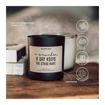 HAPPYSOY Duftkerze mit Spruch - a Weinchen a day keeps the stress away - und wundervollem Duft