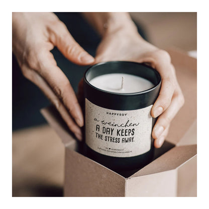 HAPPYSOY Duftkerze mit Spruch - a Weinchen a day keeps the stress away - und wundervollem Duft
