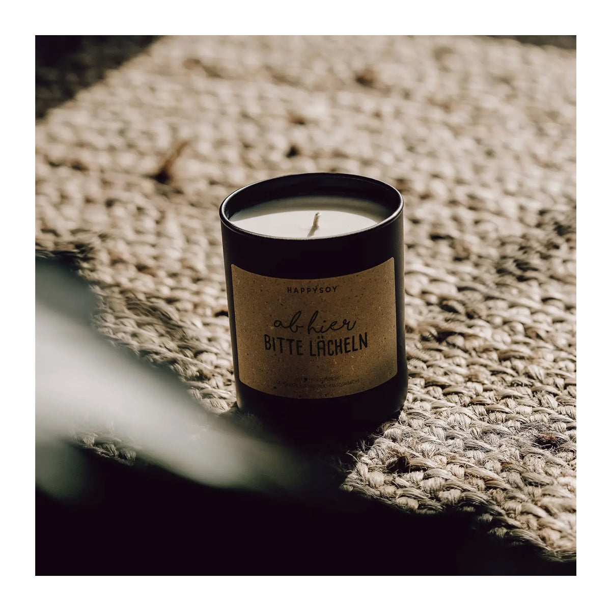 HAPPYSOY Duftkerze mit Spruch - ab hier bitte lächeln - und wundervollem Duft
