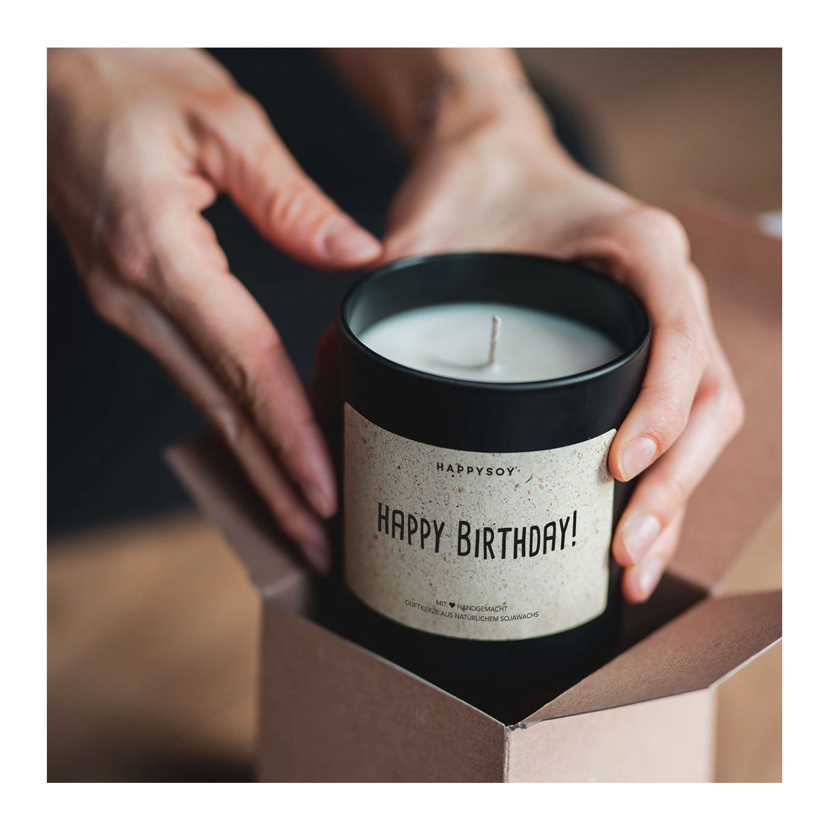 HAPPYSOY Duftkerze mit Spruch - Happy Birthday - und wundervollem Duft