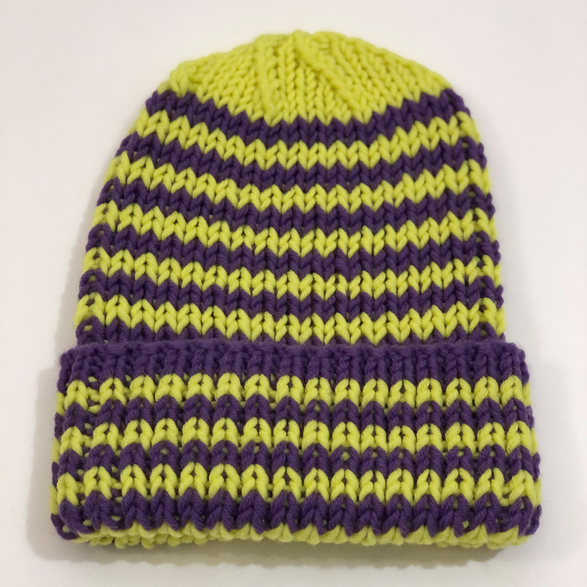 CASAROSA handgestrickte Ringel-Mütze für Erwachsene one size neongelb violett